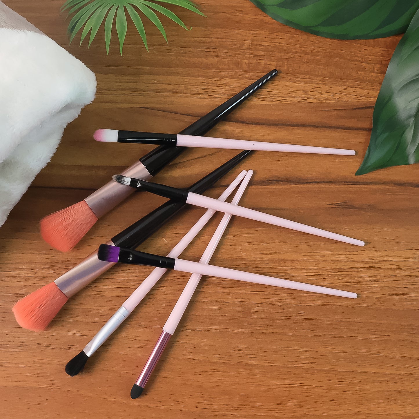 7-Piece Professional Makeup Brush Set with Travel Pouch – Face & Eye Brushes